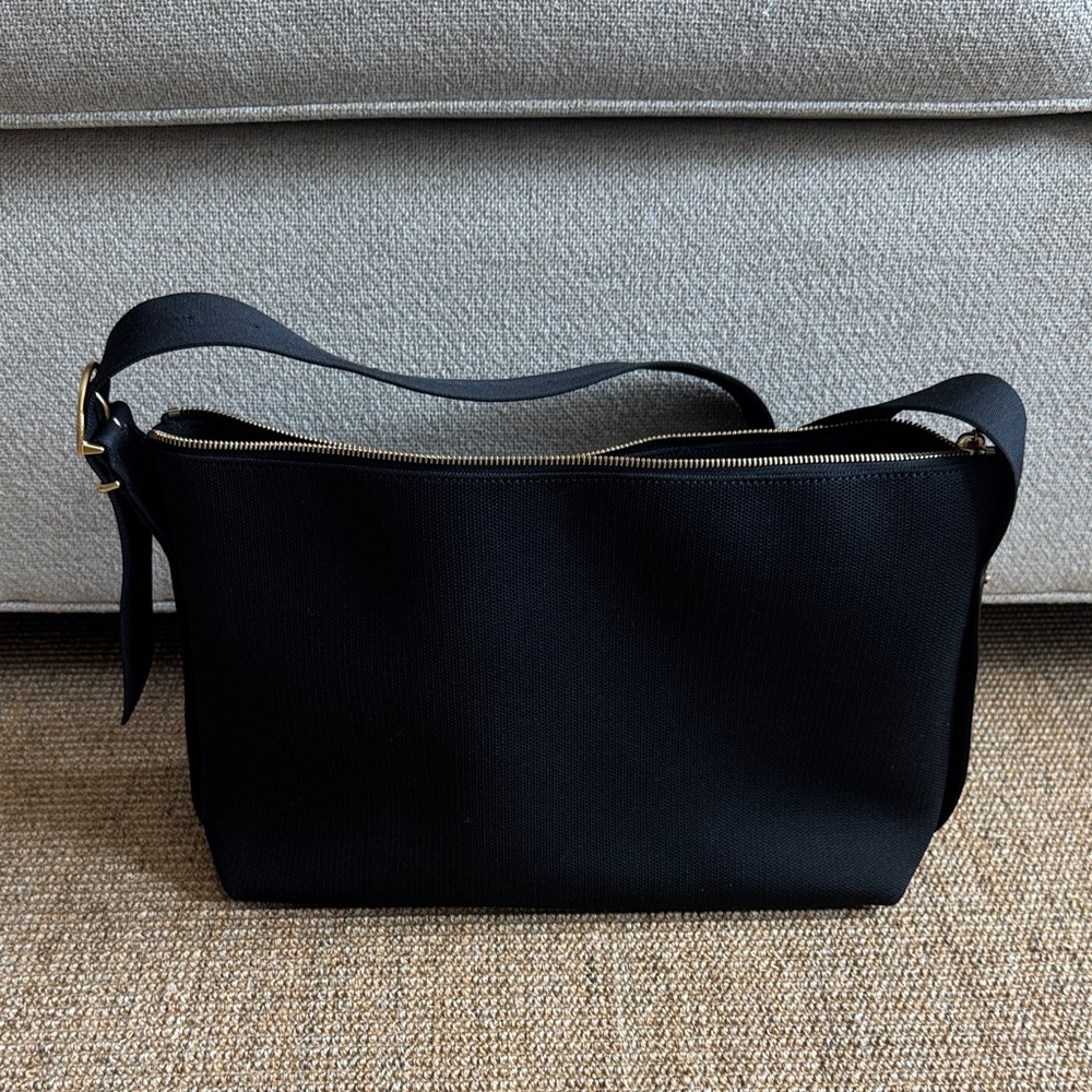 Cuyana Medium Sling Bag in Black
